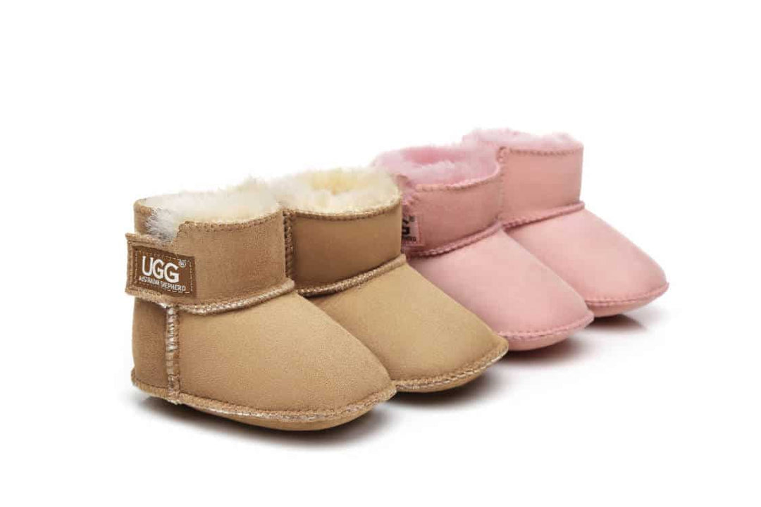 UGG BOOTS AUSTRALIA Australian Shepherd Baby Bootie Pom Pom Beanie Gift Pack